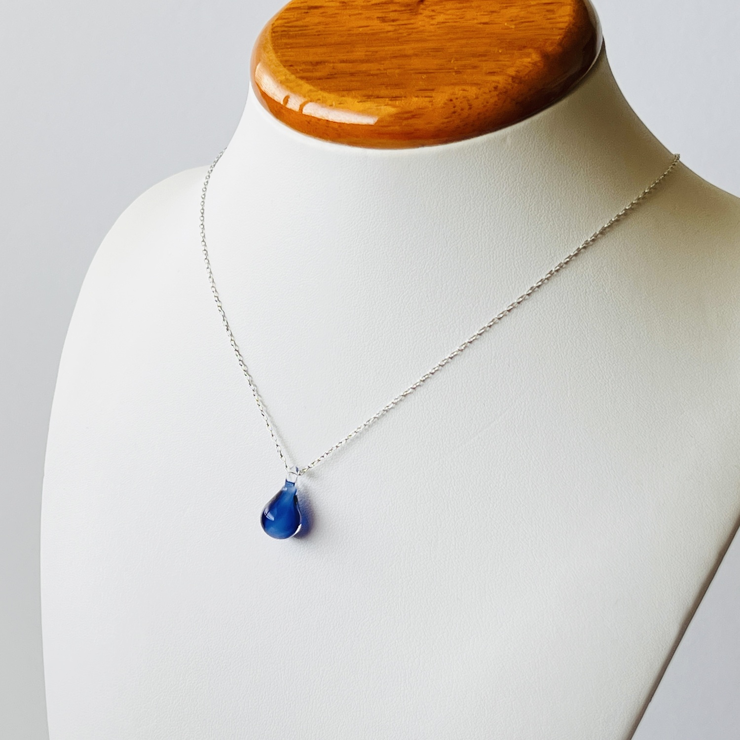 一雫の硝子ネックレス